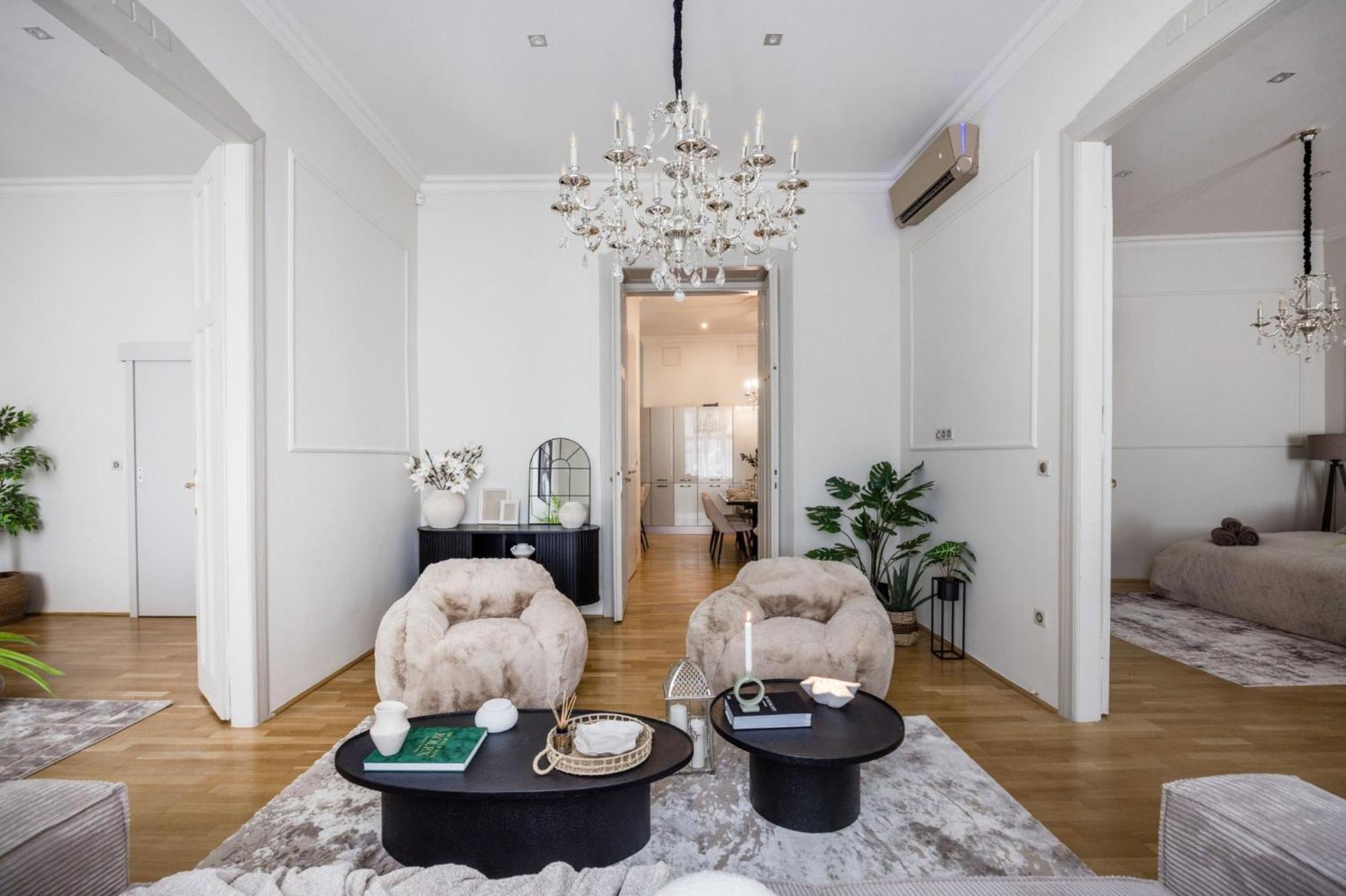 Timeless Elegant Apartment By Opera House Budapest Exterior photo