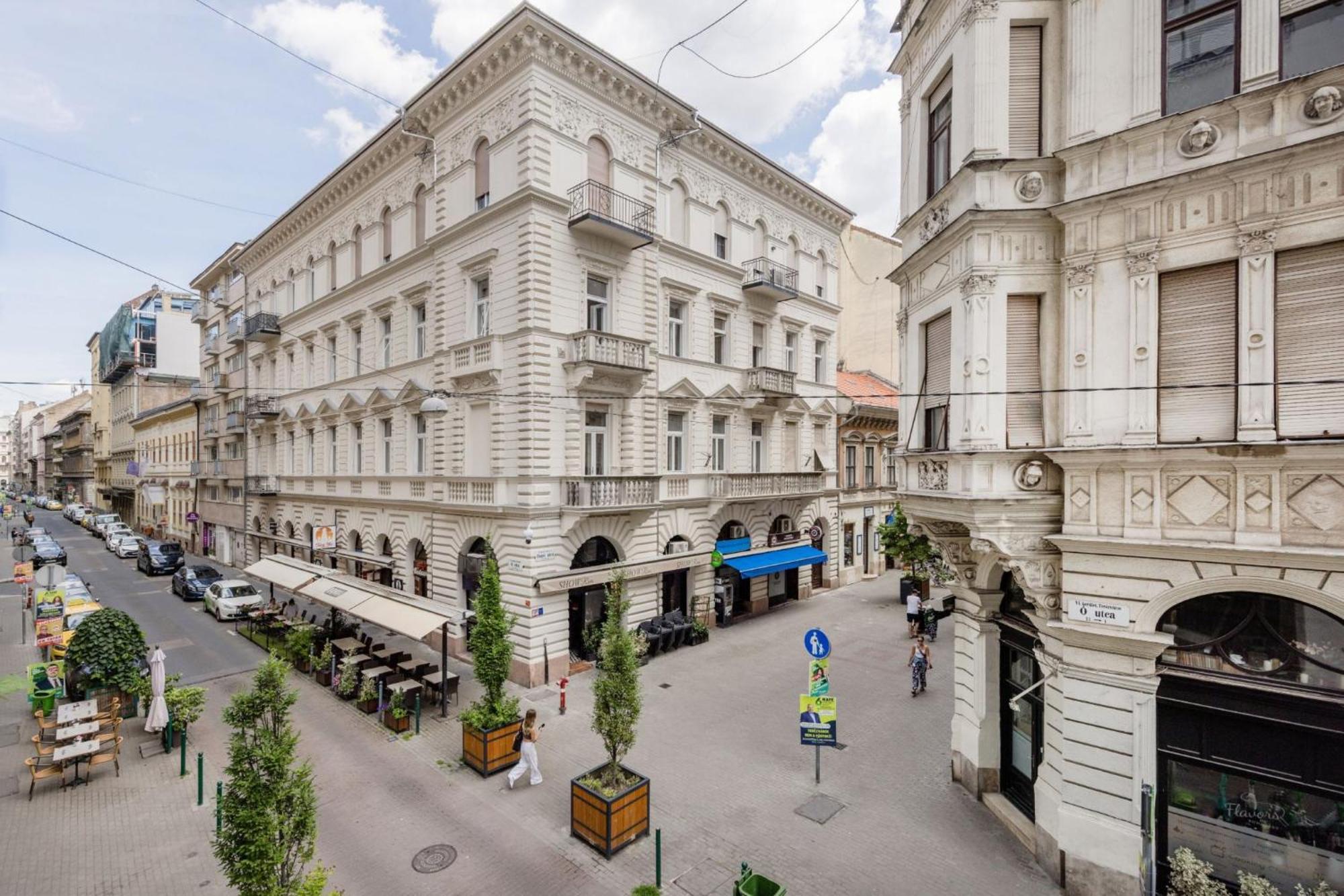 Timeless Elegant Apartment By Opera House Budapest Exterior photo