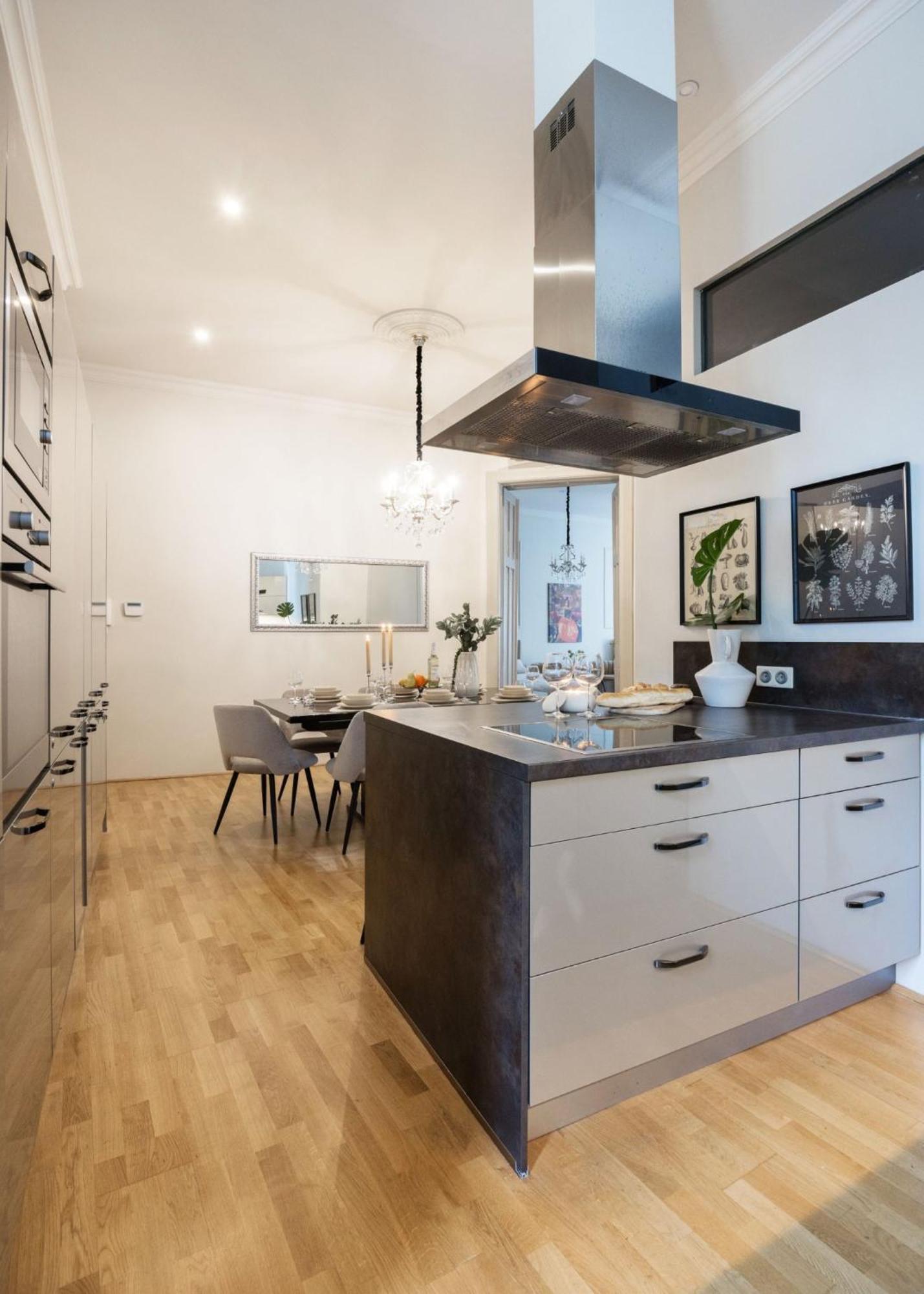 Timeless Elegant Apartment By Opera House Budapest Exterior photo